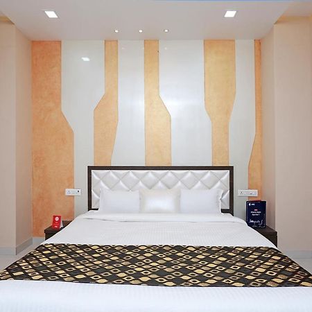 Oyo 10360 Hotel Grand Manoranjan Горакпур Екстериор снимка