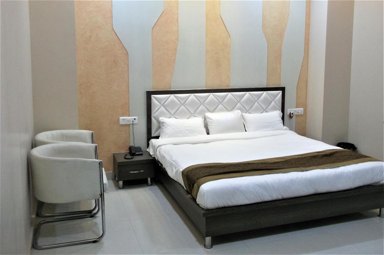 Oyo 10360 Hotel Grand Manoranjan Горакпур Екстериор снимка