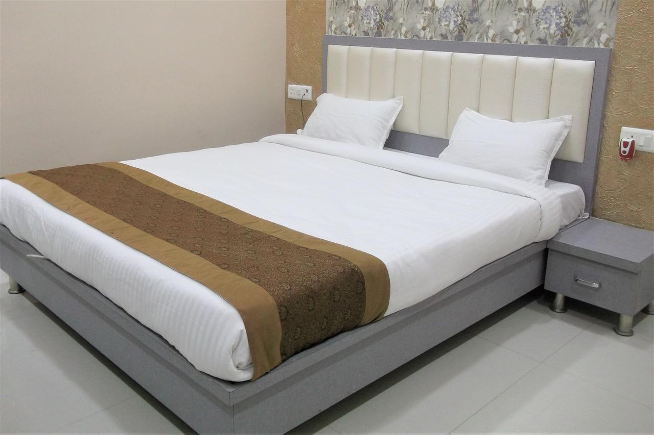 Oyo 10360 Hotel Grand Manoranjan Горакпур Екстериор снимка