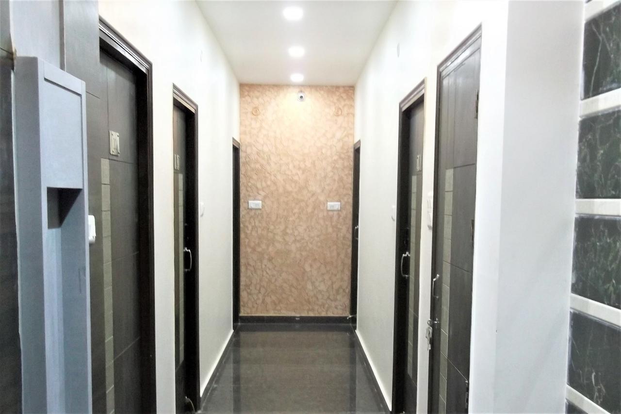 Oyo 10360 Hotel Grand Manoranjan Горакпур Екстериор снимка