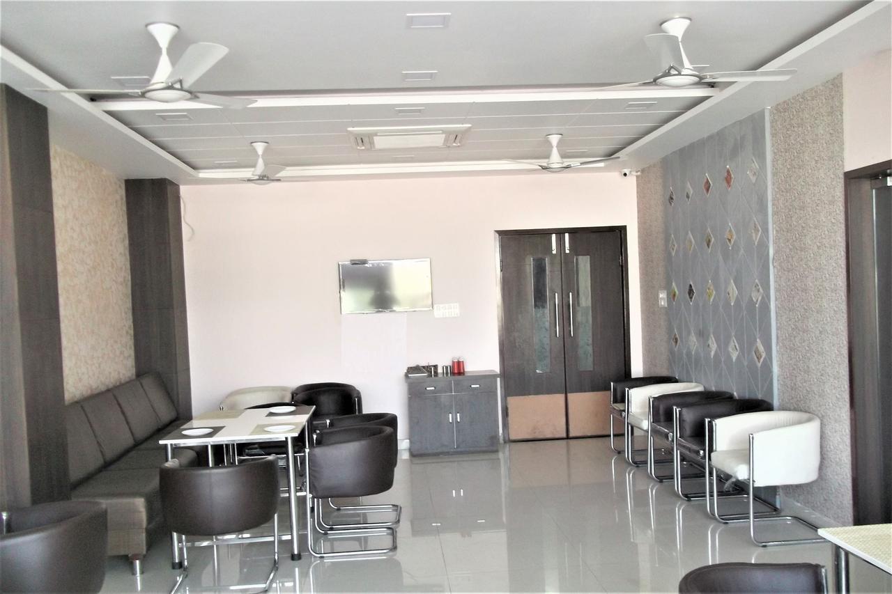 Oyo 10360 Hotel Grand Manoranjan Горакпур Екстериор снимка