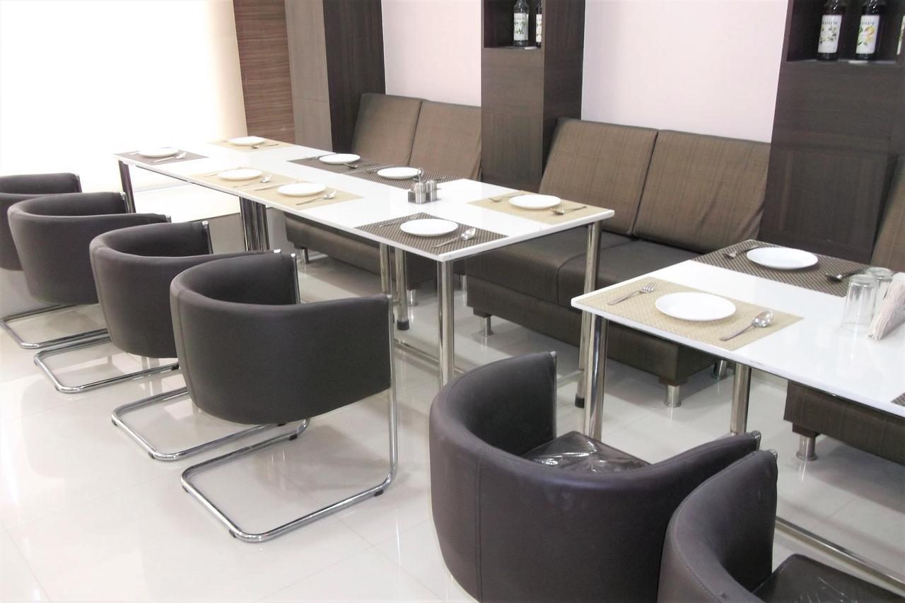 Oyo 10360 Hotel Grand Manoranjan Горакпур Екстериор снимка