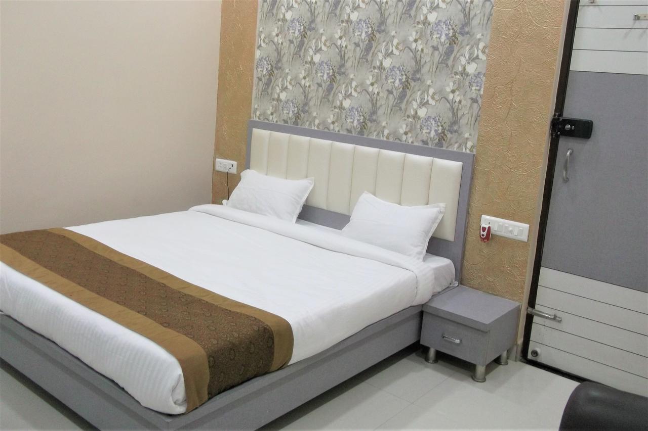 Oyo 10360 Hotel Grand Manoranjan Горакпур Екстериор снимка