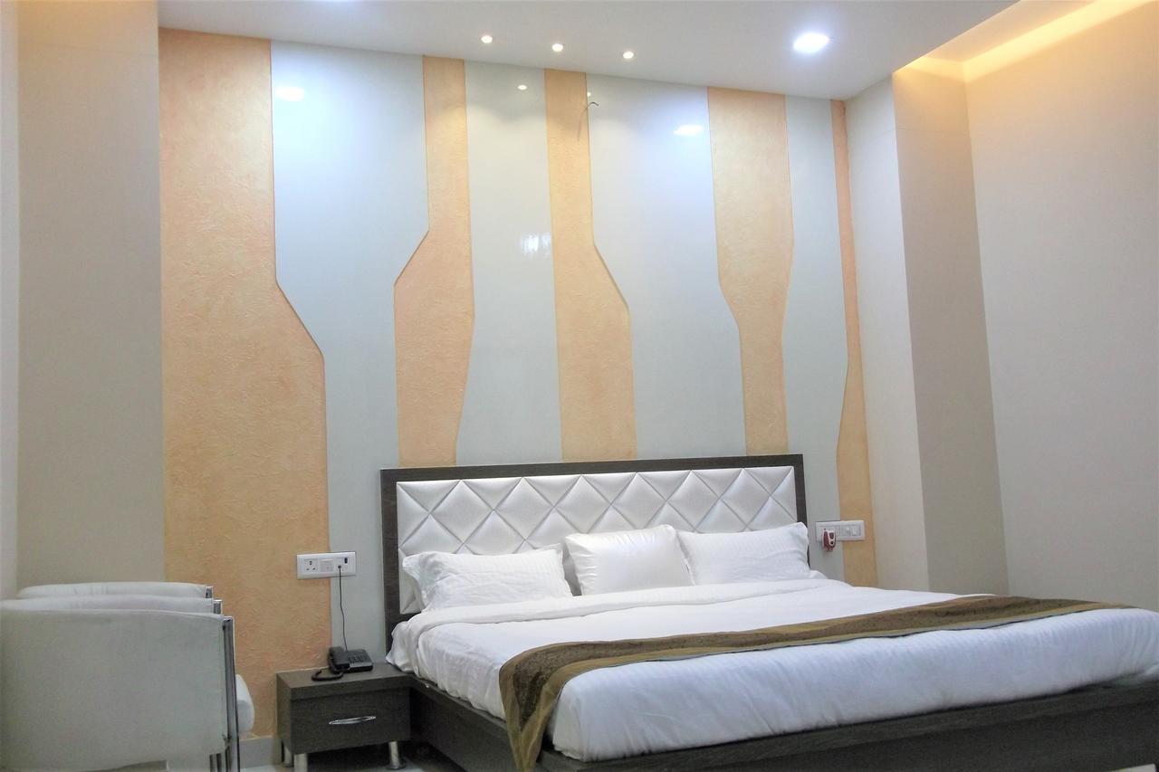Oyo 10360 Hotel Grand Manoranjan Горакпур Екстериор снимка