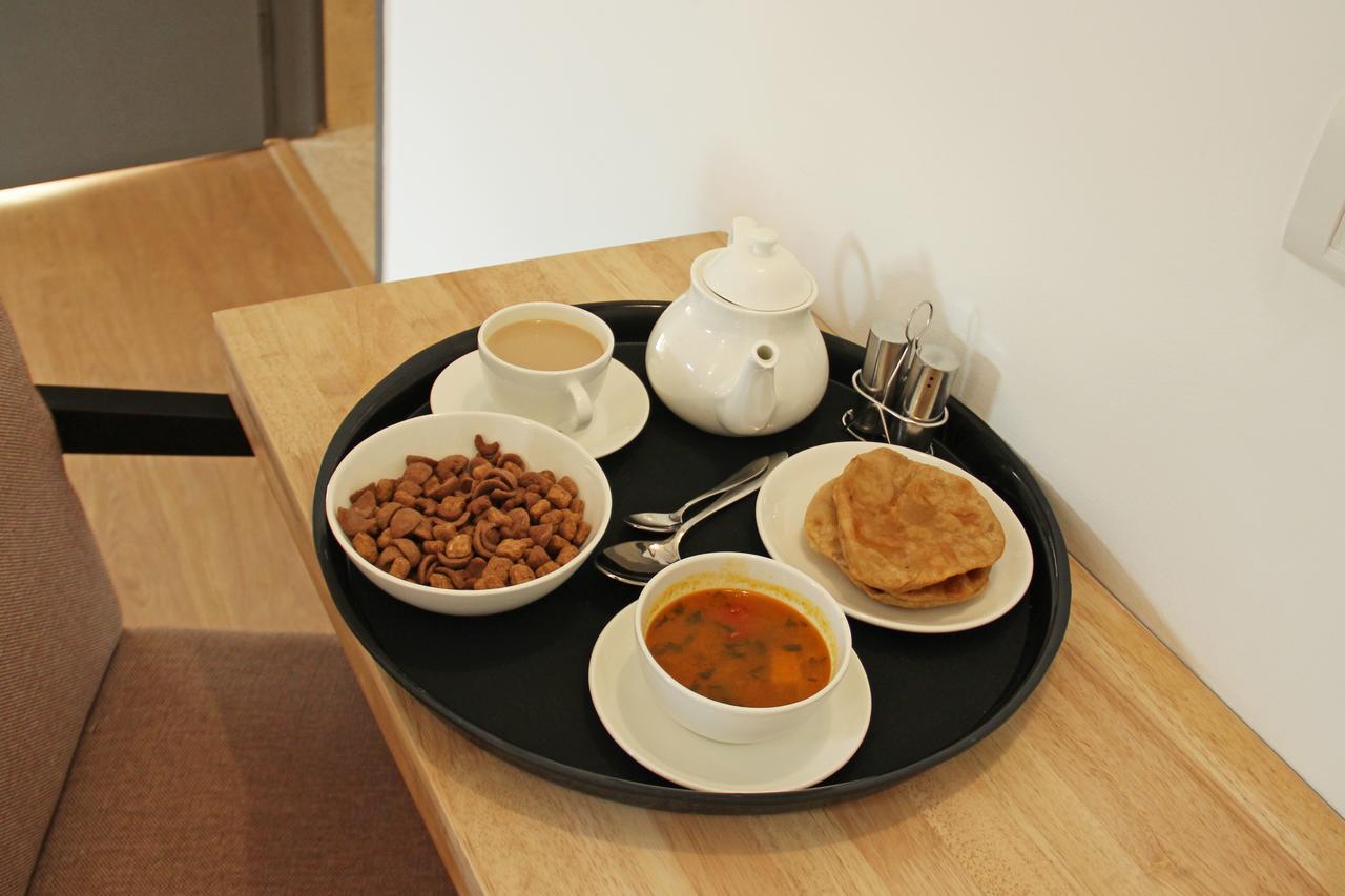 Oyo 10360 Hotel Grand Manoranjan Горакпур Екстериор снимка