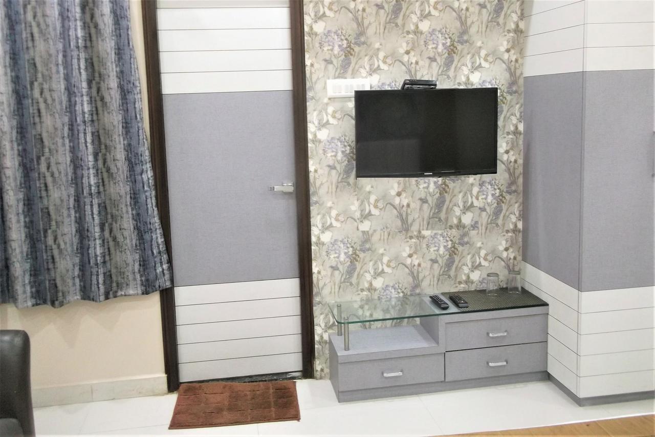 Oyo 10360 Hotel Grand Manoranjan Горакпур Екстериор снимка