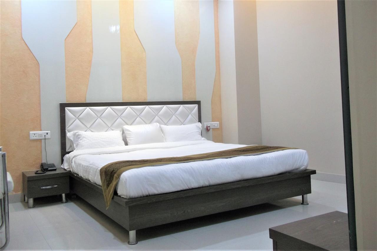Oyo 10360 Hotel Grand Manoranjan Горакпур Екстериор снимка