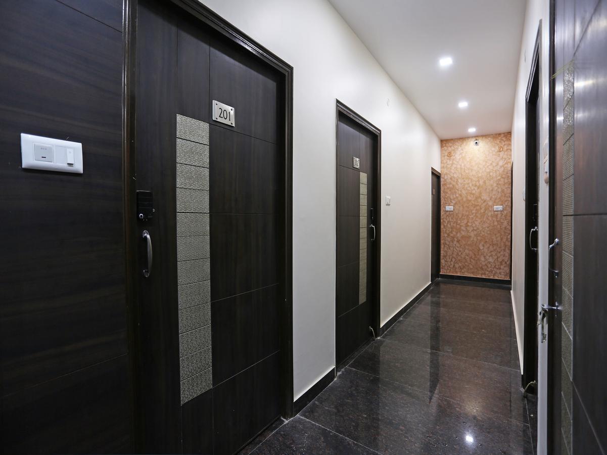 Oyo 10360 Hotel Grand Manoranjan Горакпур Екстериор снимка