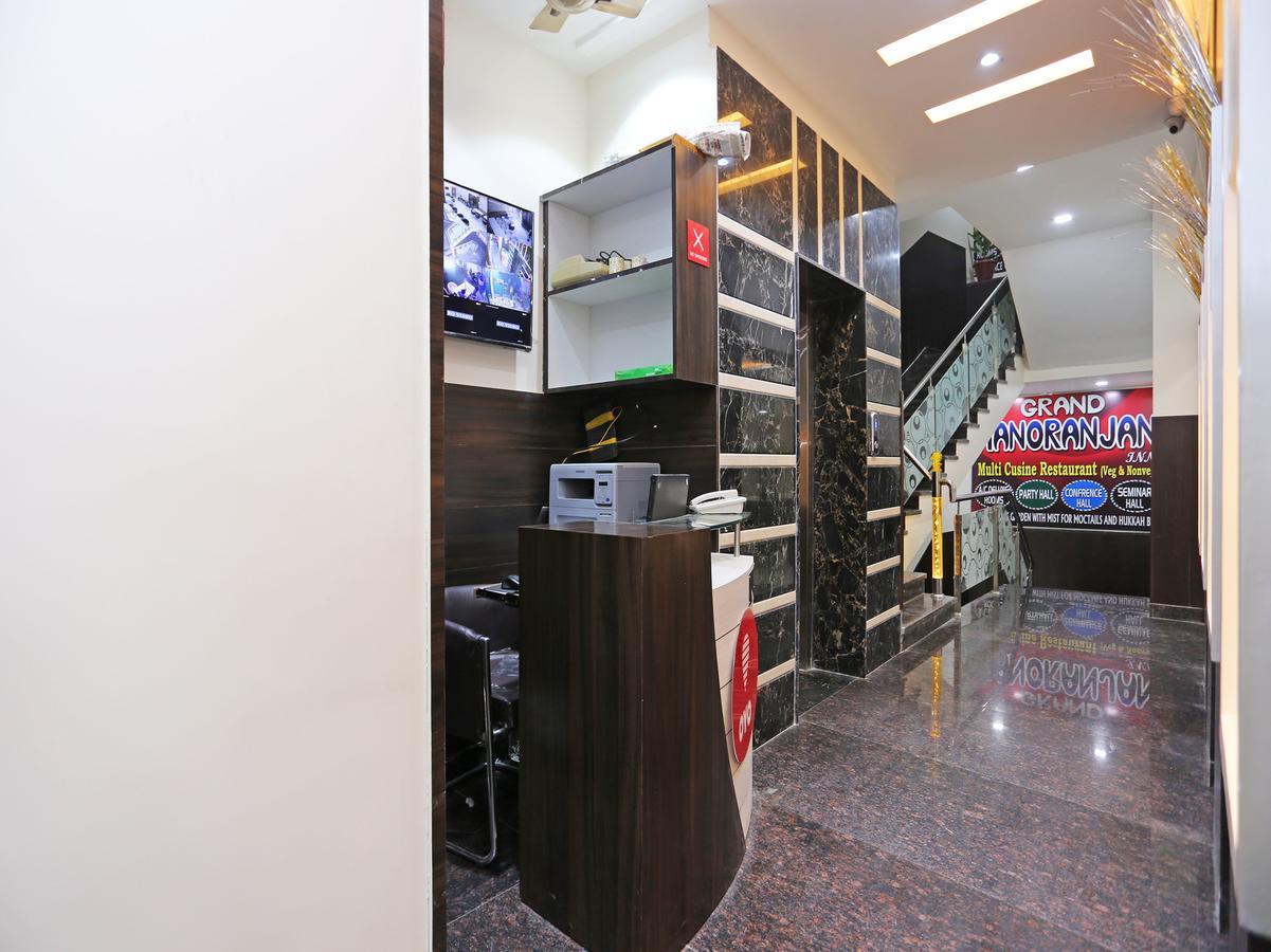 Oyo 10360 Hotel Grand Manoranjan Горакпур Екстериор снимка