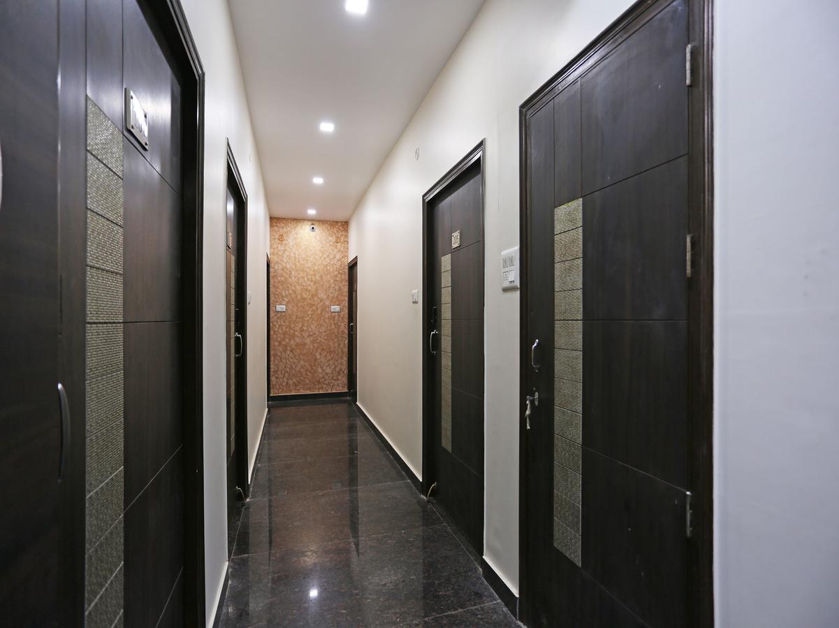 Oyo 10360 Hotel Grand Manoranjan Горакпур Екстериор снимка