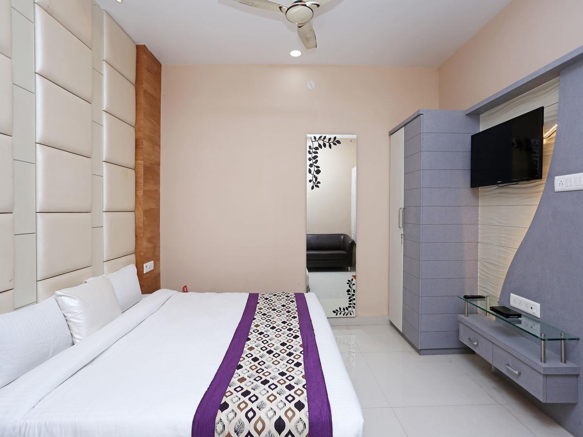 Oyo 10360 Hotel Grand Manoranjan Горакпур Екстериор снимка