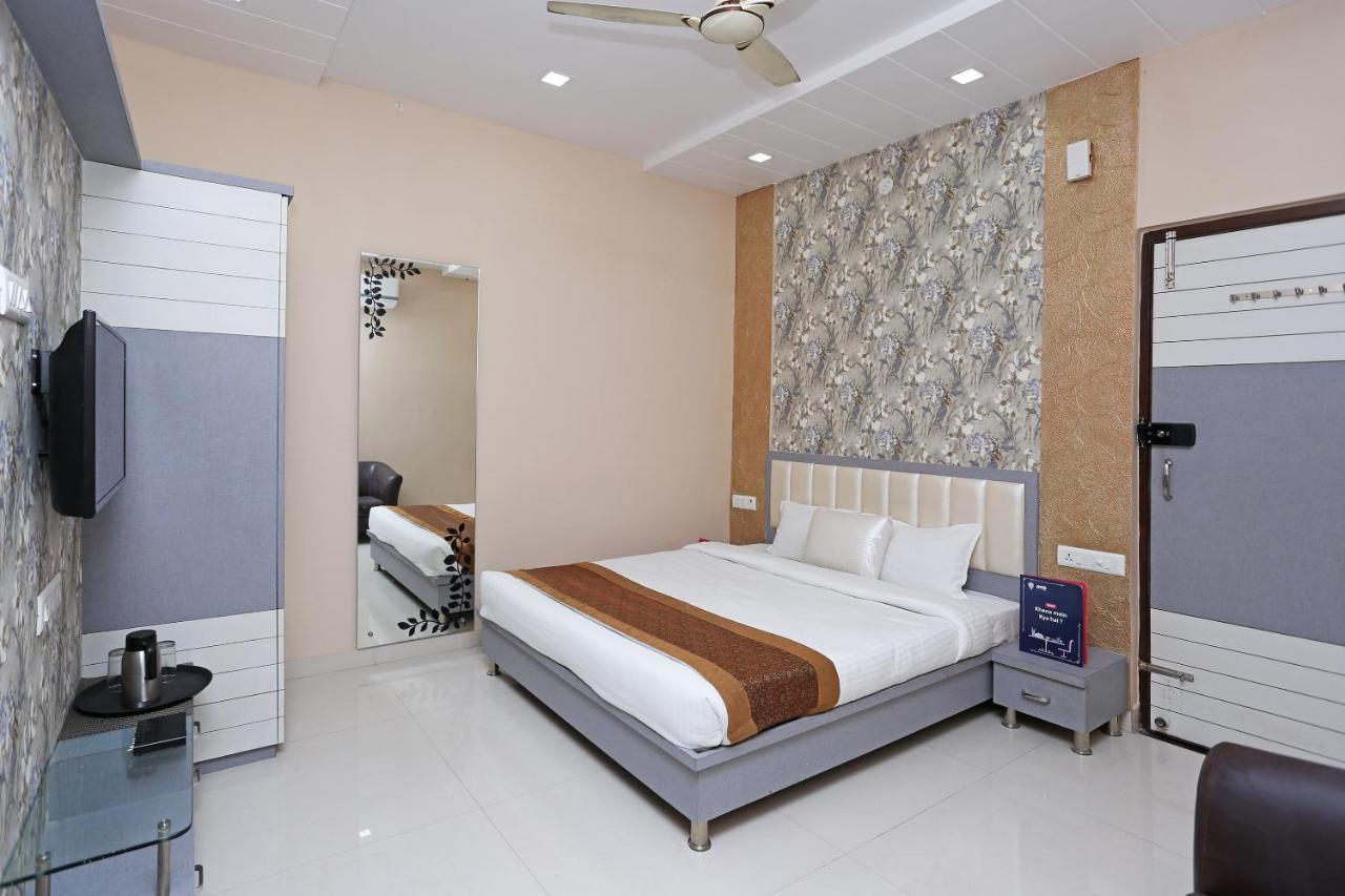 Oyo 10360 Hotel Grand Manoranjan Горакпур Екстериор снимка