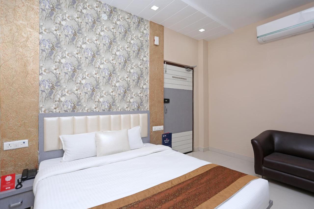 Oyo 10360 Hotel Grand Manoranjan Горакпур Екстериор снимка
