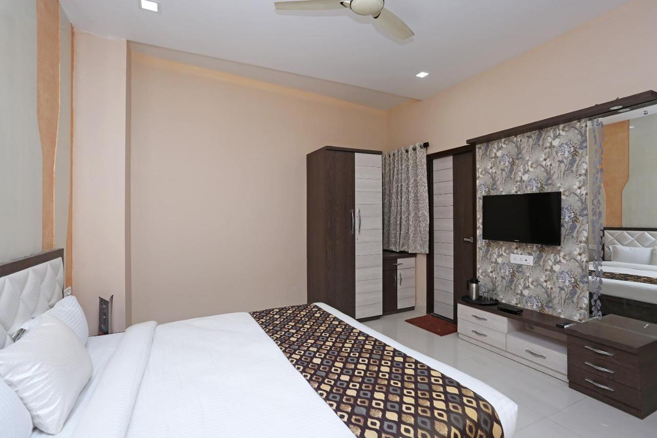 Oyo 10360 Hotel Grand Manoranjan Горакпур Екстериор снимка