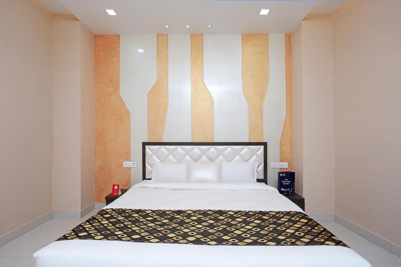 Oyo 10360 Hotel Grand Manoranjan Горакпур Екстериор снимка