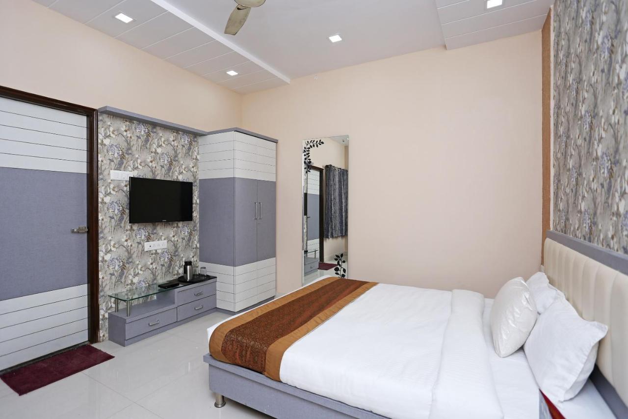 Oyo 10360 Hotel Grand Manoranjan Горакпур Екстериор снимка