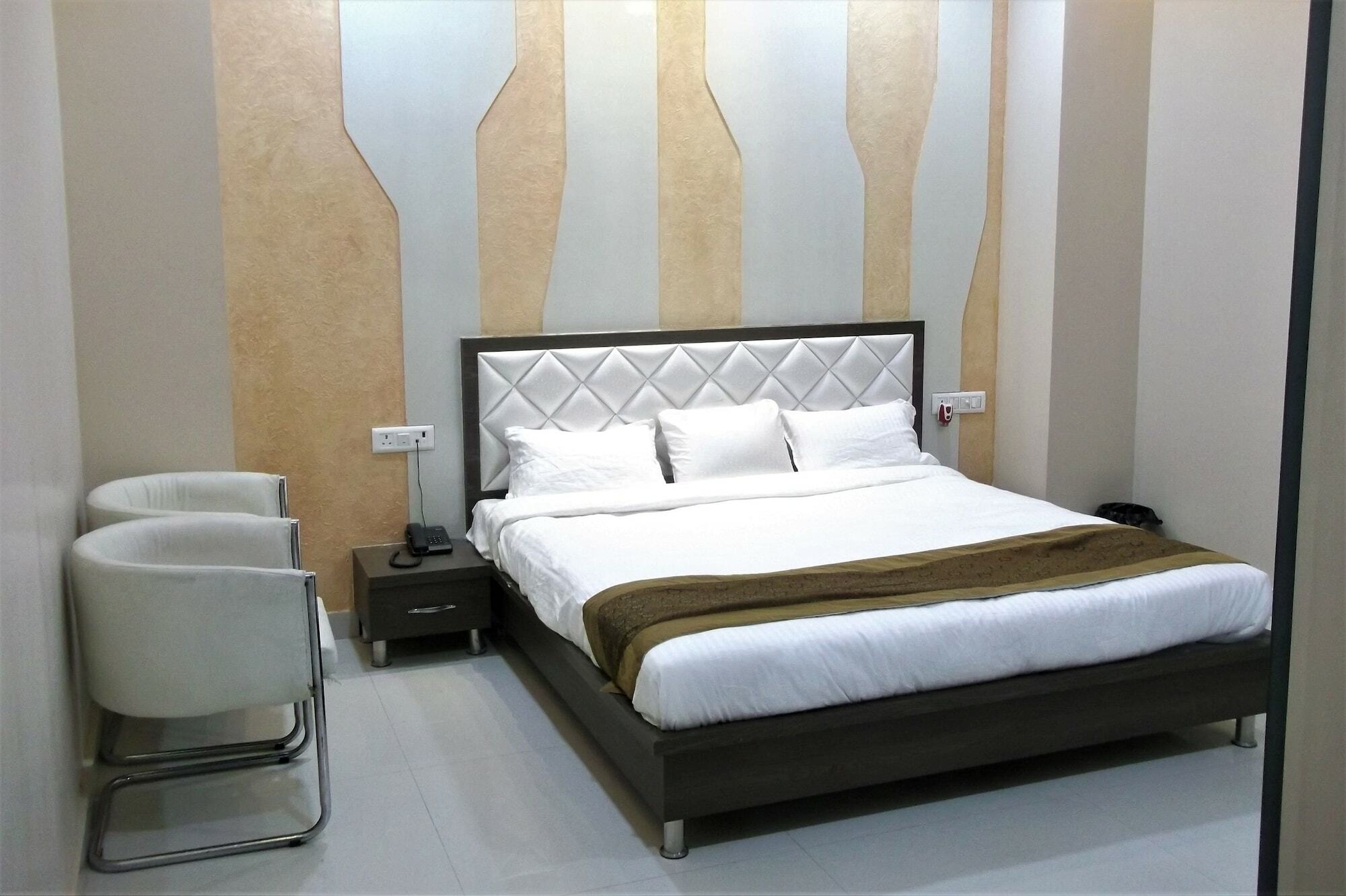 Oyo 10360 Hotel Grand Manoranjan Горакпур Екстериор снимка